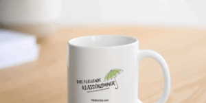 Kaffeetasse, weiß, mit Beschriftung "Das fliegende Klassenzimmer"